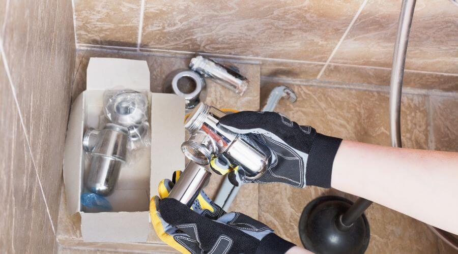 Professional gutter cleaning in Lakewood, CA